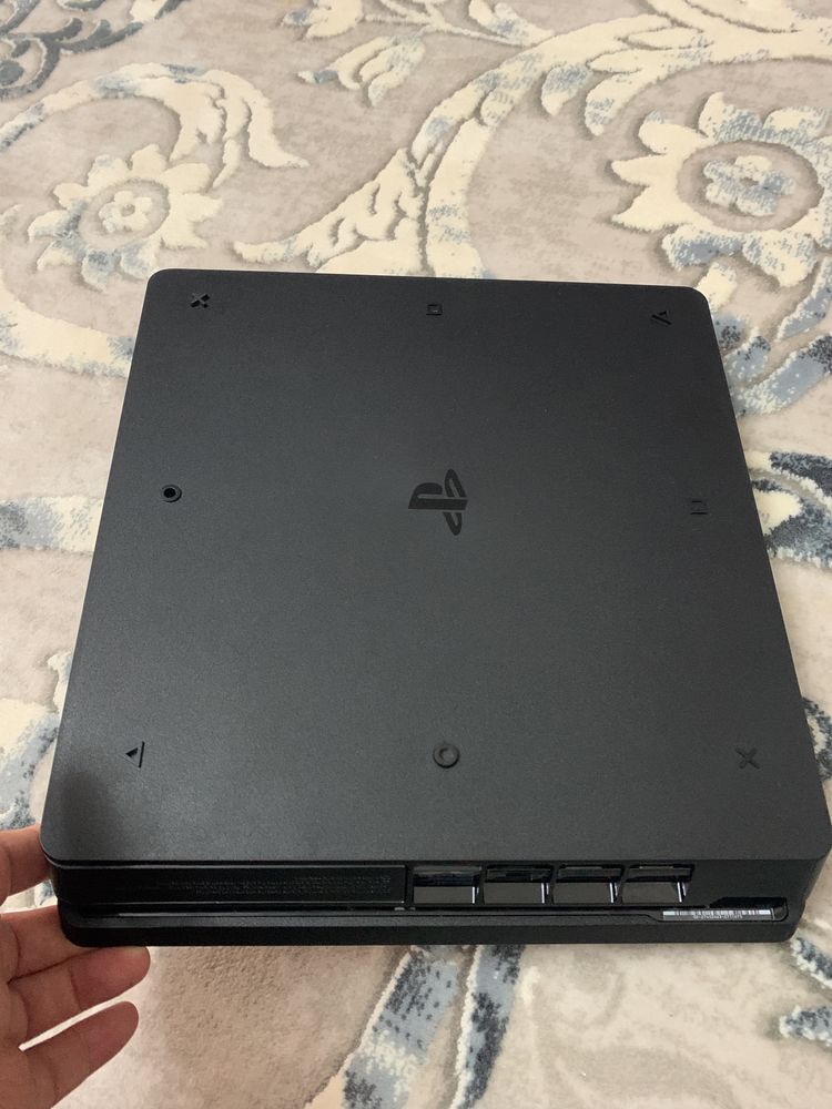 Playstation4 slim 1TB с играми и два джестика как на фото