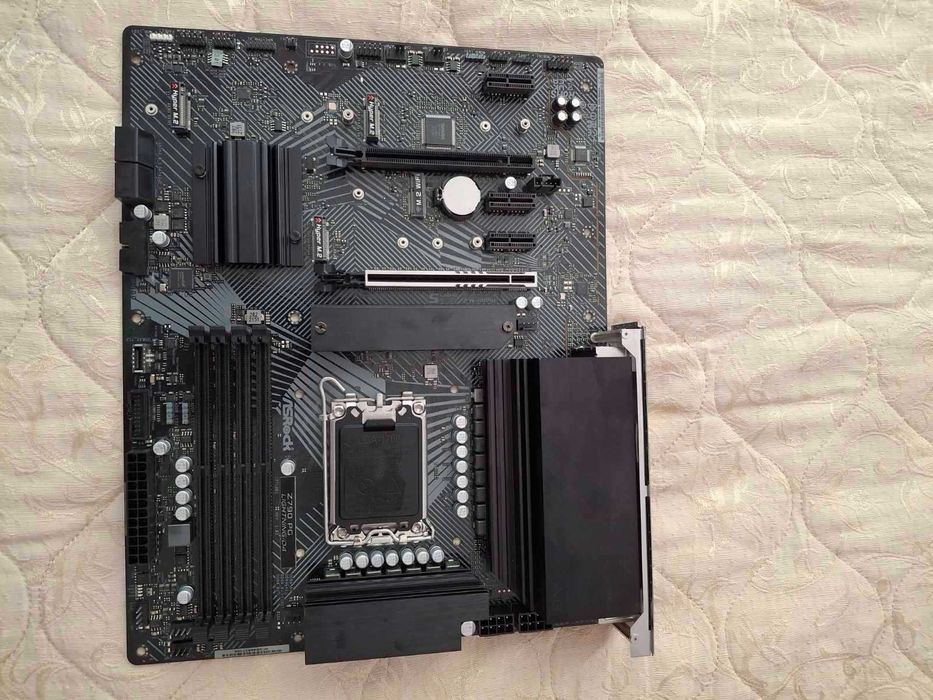 Дънна платка ASROCK Z790
PG Lightning/D4