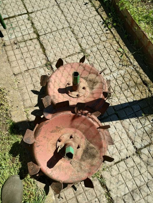 Продавам плуг и метални колела за мотоблок