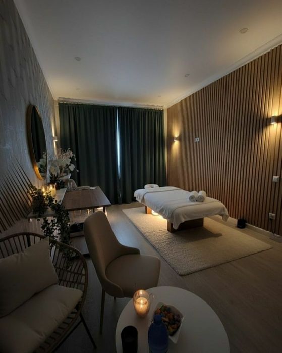 Массажистка у себя одна