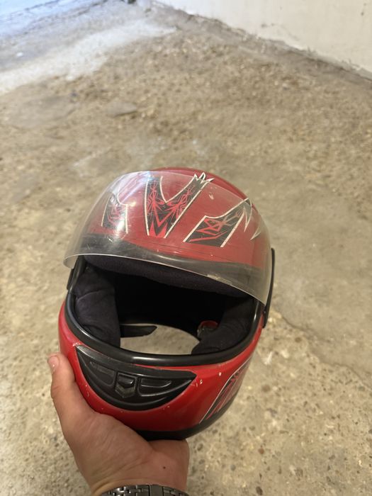 Мото каска – червена, с визьор