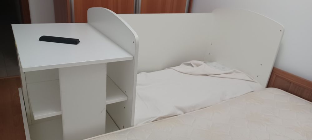 Ofer spre vânzare pătuț copii cu comoda