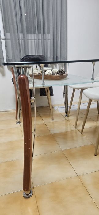 Трапезна маса със стъклен плот