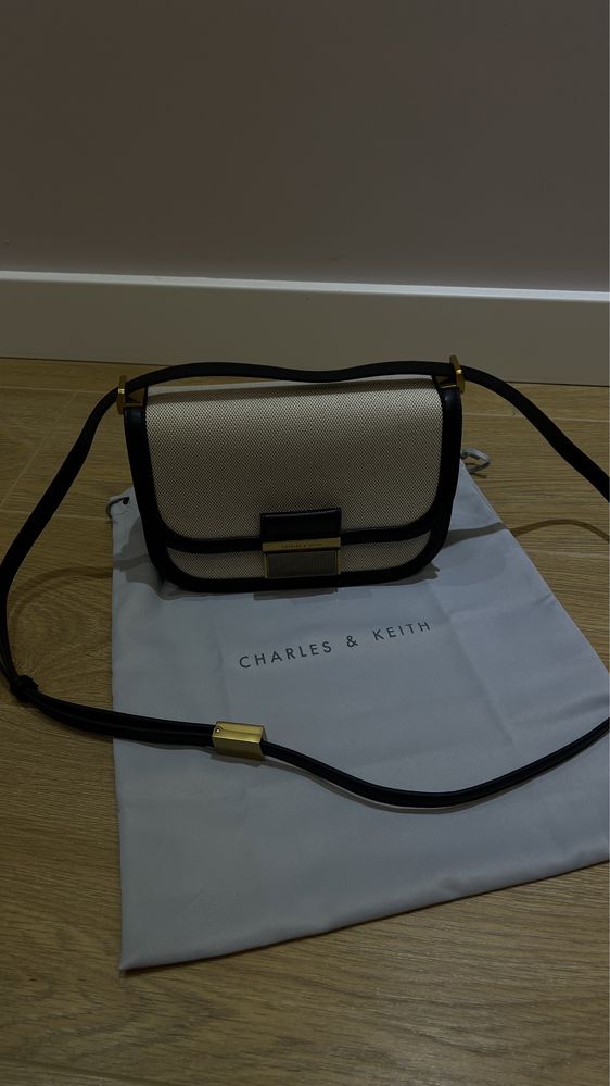 Продам новую сумку Charles and Keith