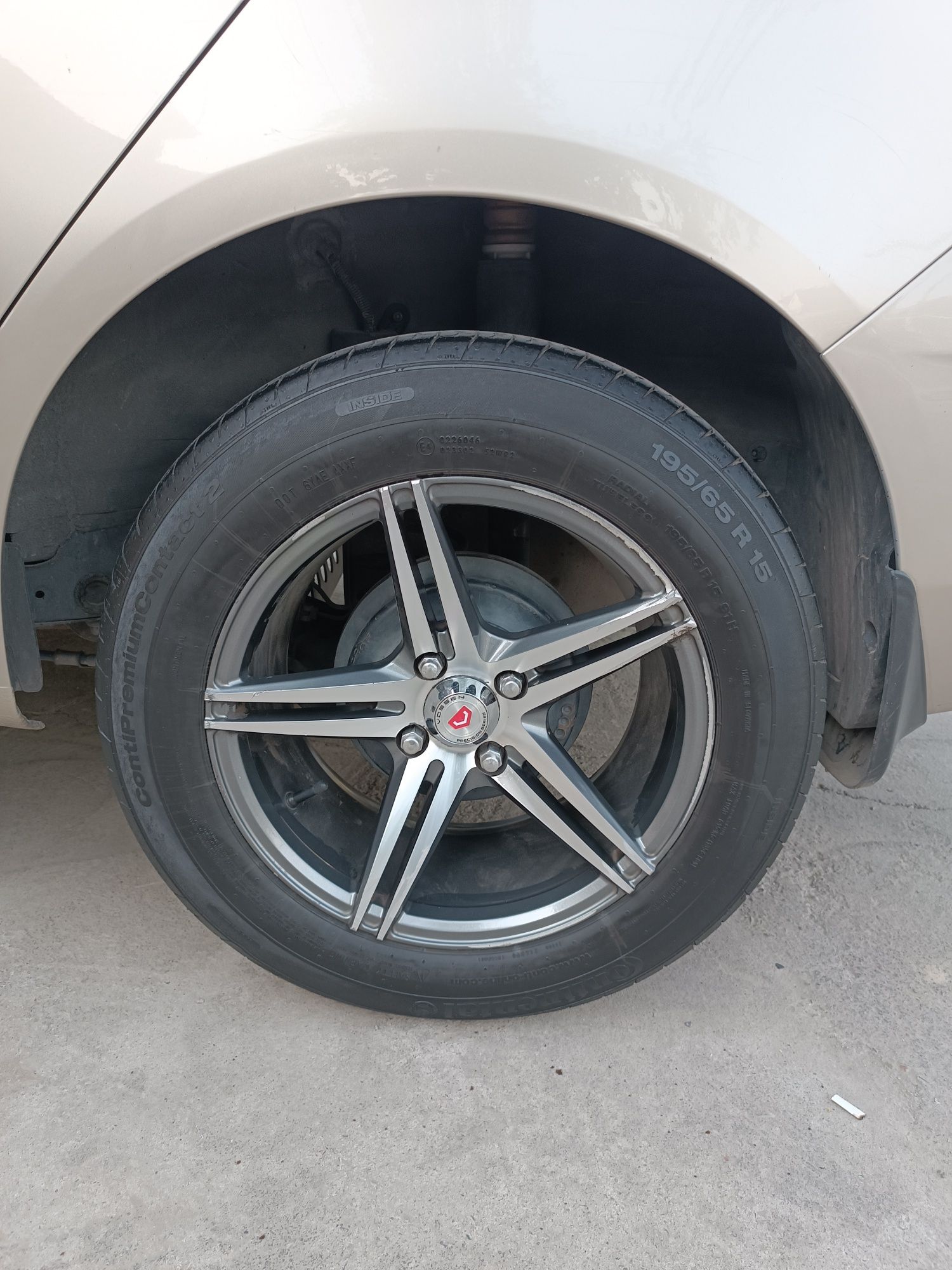 Vossen Diska Balon 195 65 R15 Holati yaxshi Ayibi yoq