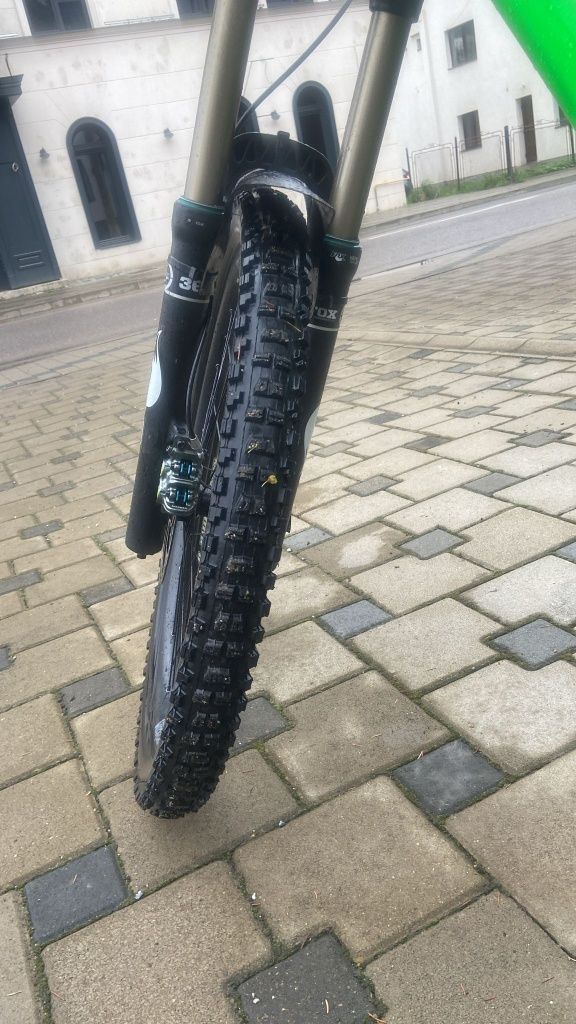Vând bicicleta full suspension