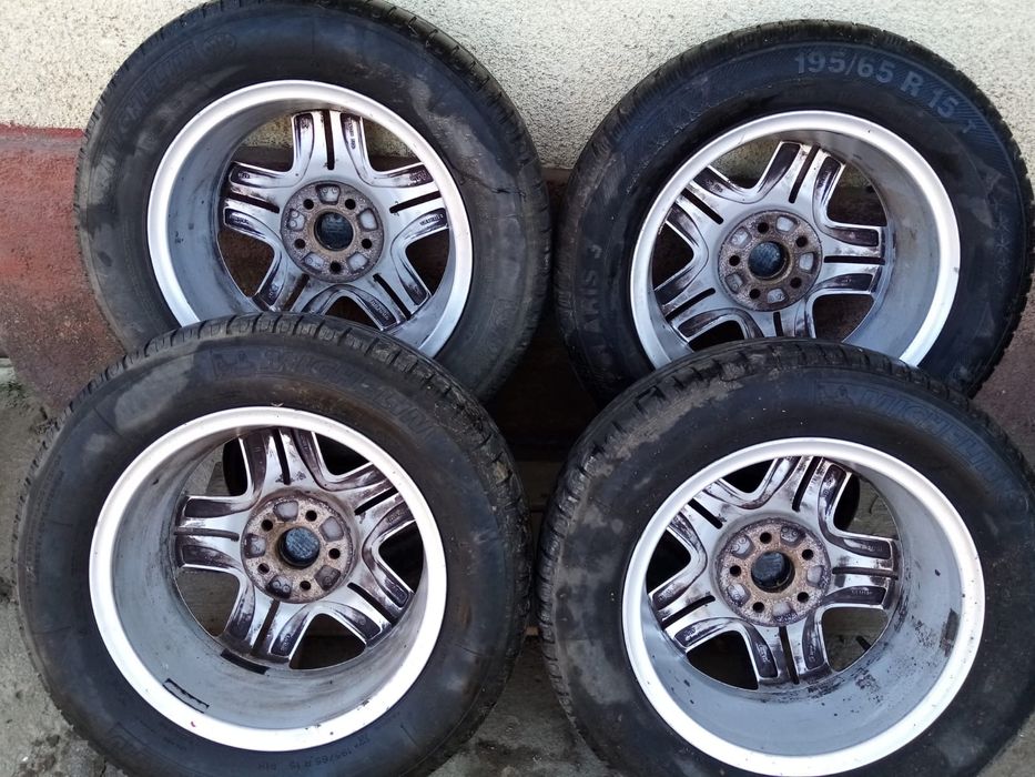 Vând set de 4 jante Volkswagen, dimensiune 195/65 R15, în stare bună.
