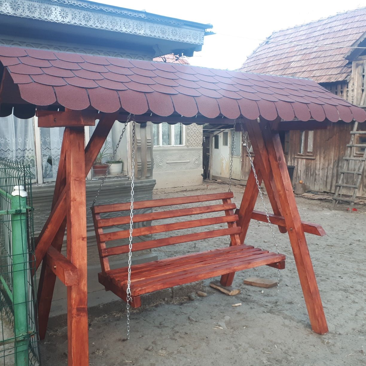 Balansoar rustic pentru curte.