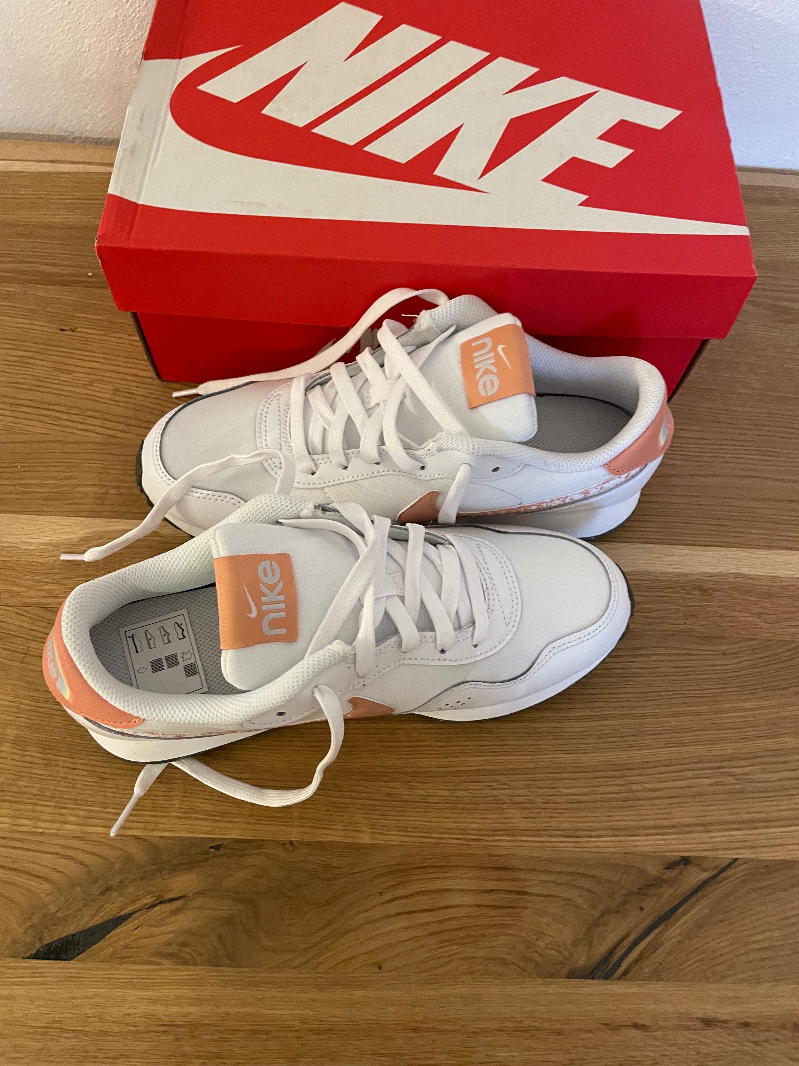 Nike Valiant SE.39 дамски маратонки Найк.