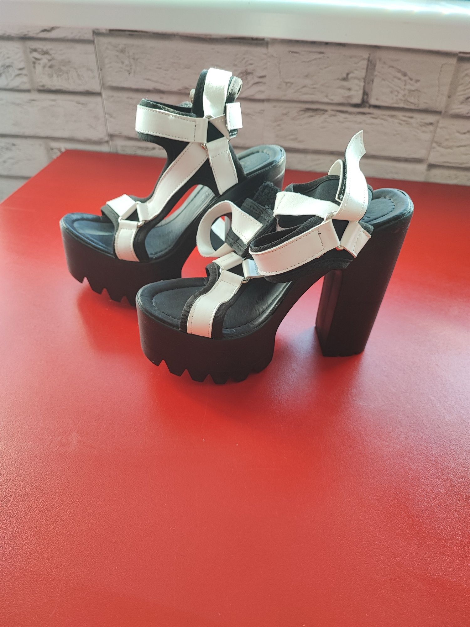 Дамски обувки на платформа с ток
