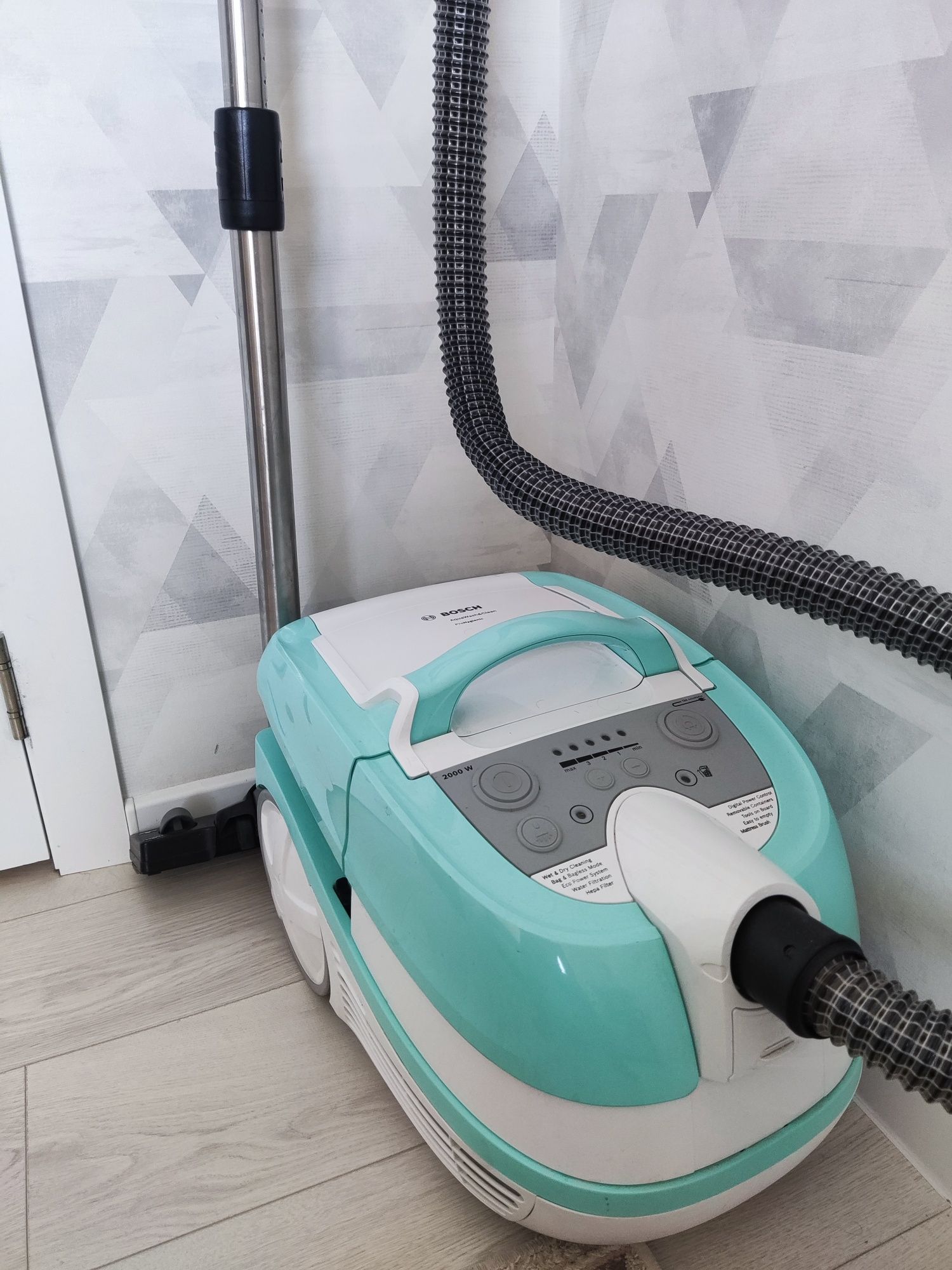 Продам пылесос моющий Bosch в идеальном состоянии.Полностью исправен.