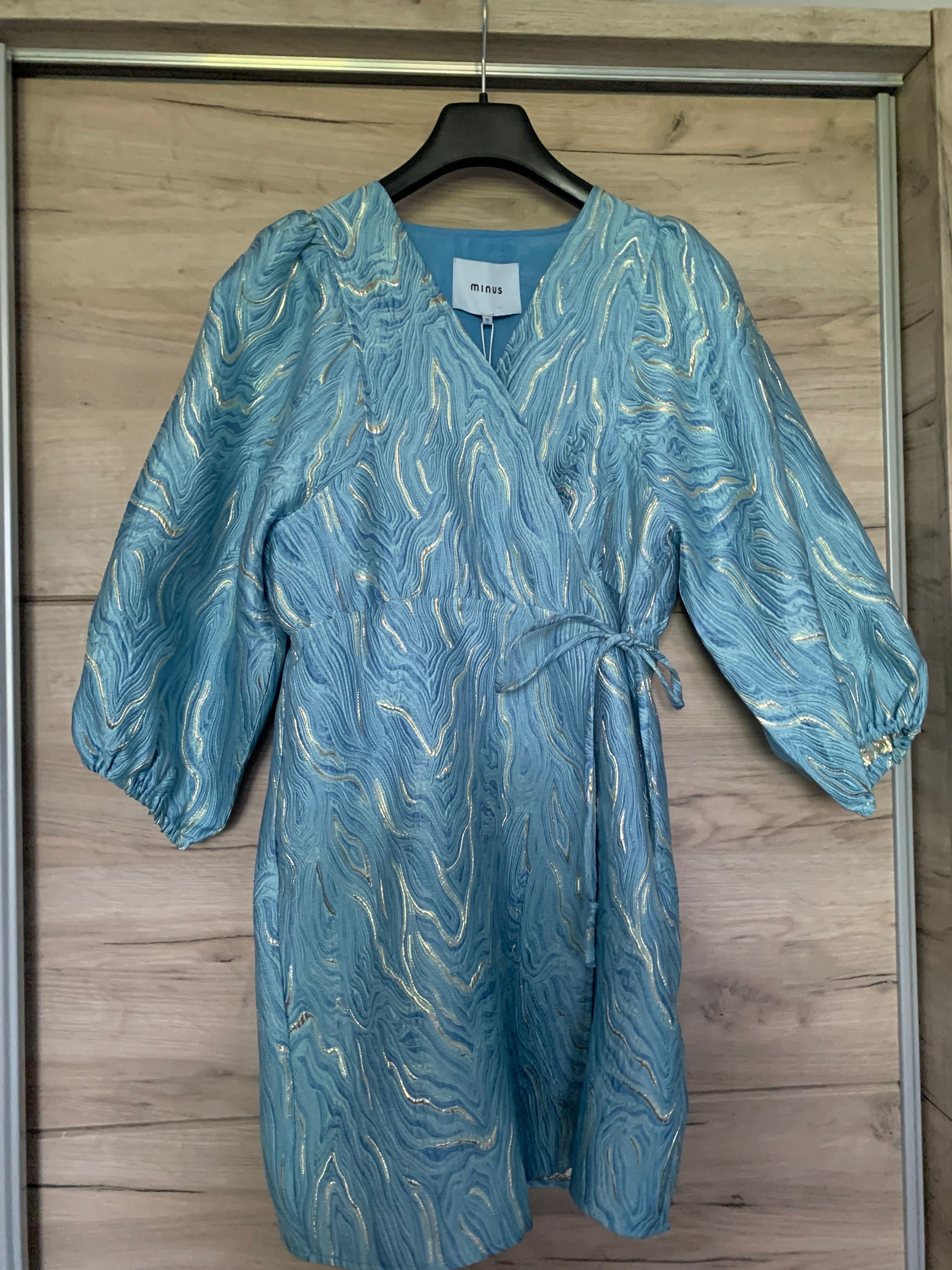 Rochie minus nouă cu eticheta