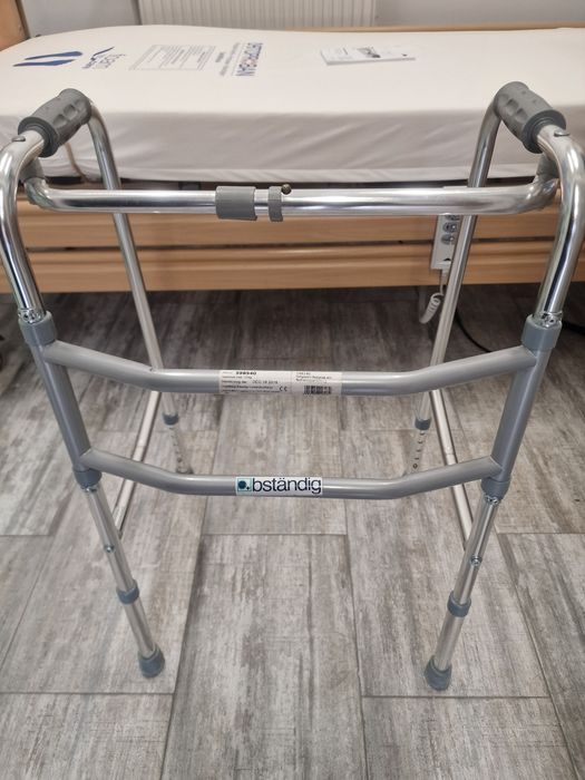 Vând cadru de mers pentru persoane vârstnice sau cu dizabilități