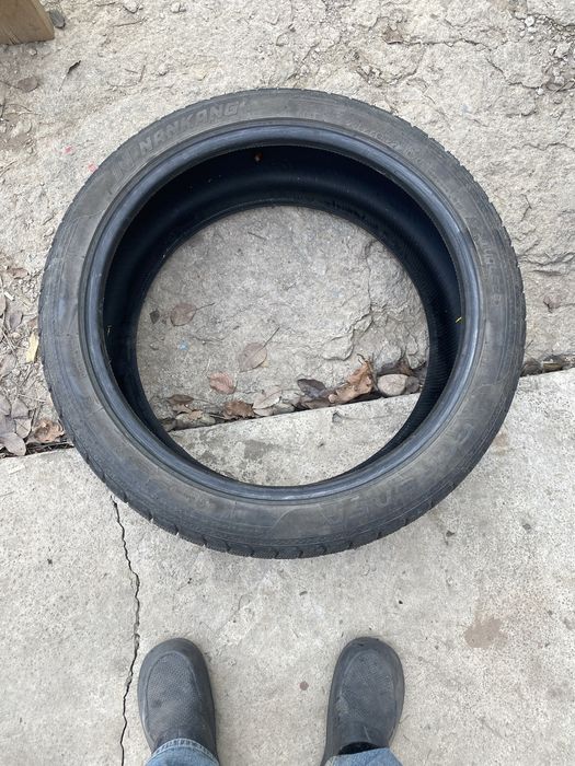 Прдам шины зимние 275/40R22 один месяц толко проездил состояние новое