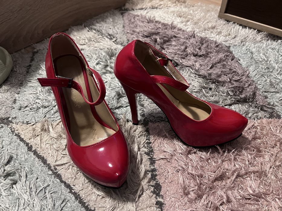 Червени дамски токчета