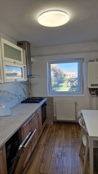 Inchiriez Apartament 4 camere decomandat  etaj 1  Zona Olimpia