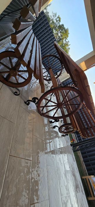 Masă cu banci din lemn masiv și fier forjat