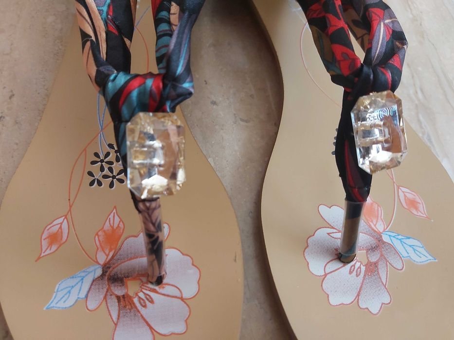 Летни сандали с камък