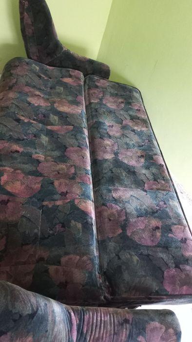 Vand canapea 3 locuri utilizata,in stare buna