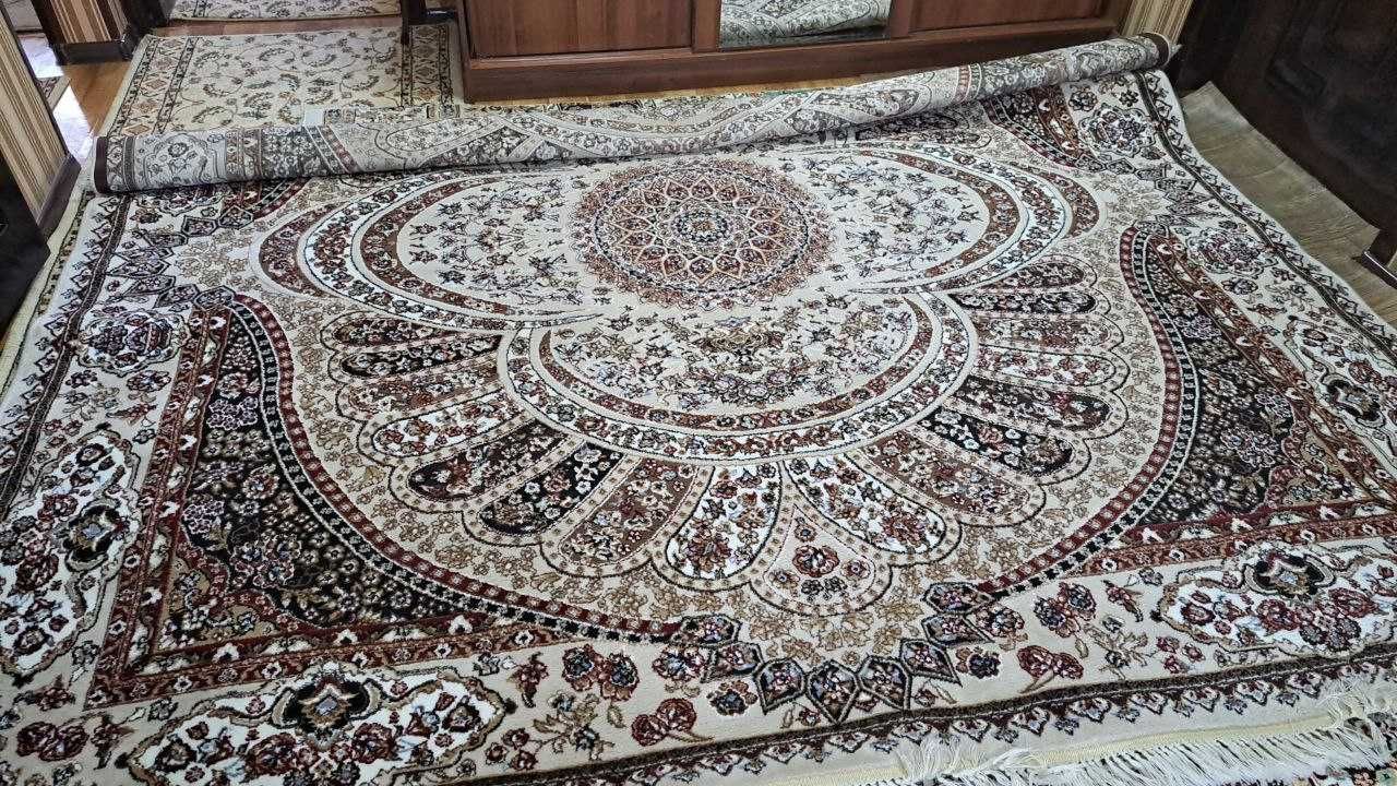 Продается сервант и ковер 3х3.