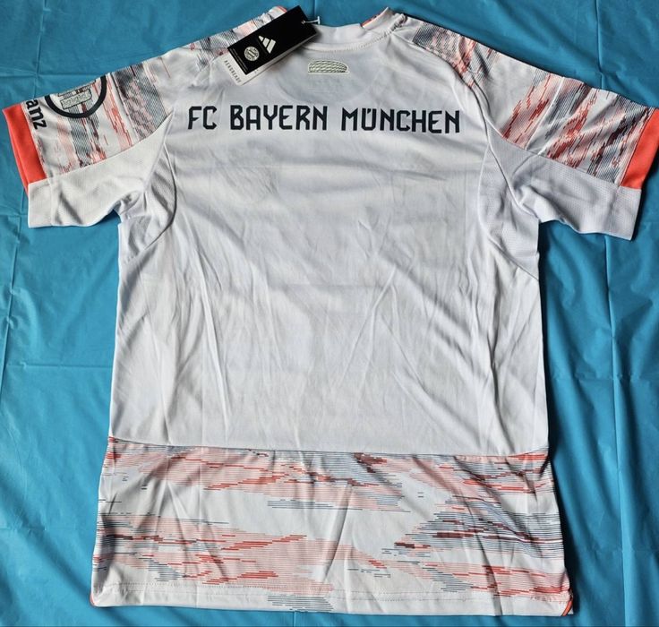 Футболен екип на БАЙЕРН МЮНХЕН 2025/26 гостуващ