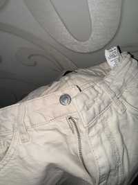 Джинсы светло-бежевые, 26-го размера, фасон похож на: как мом джинсы
