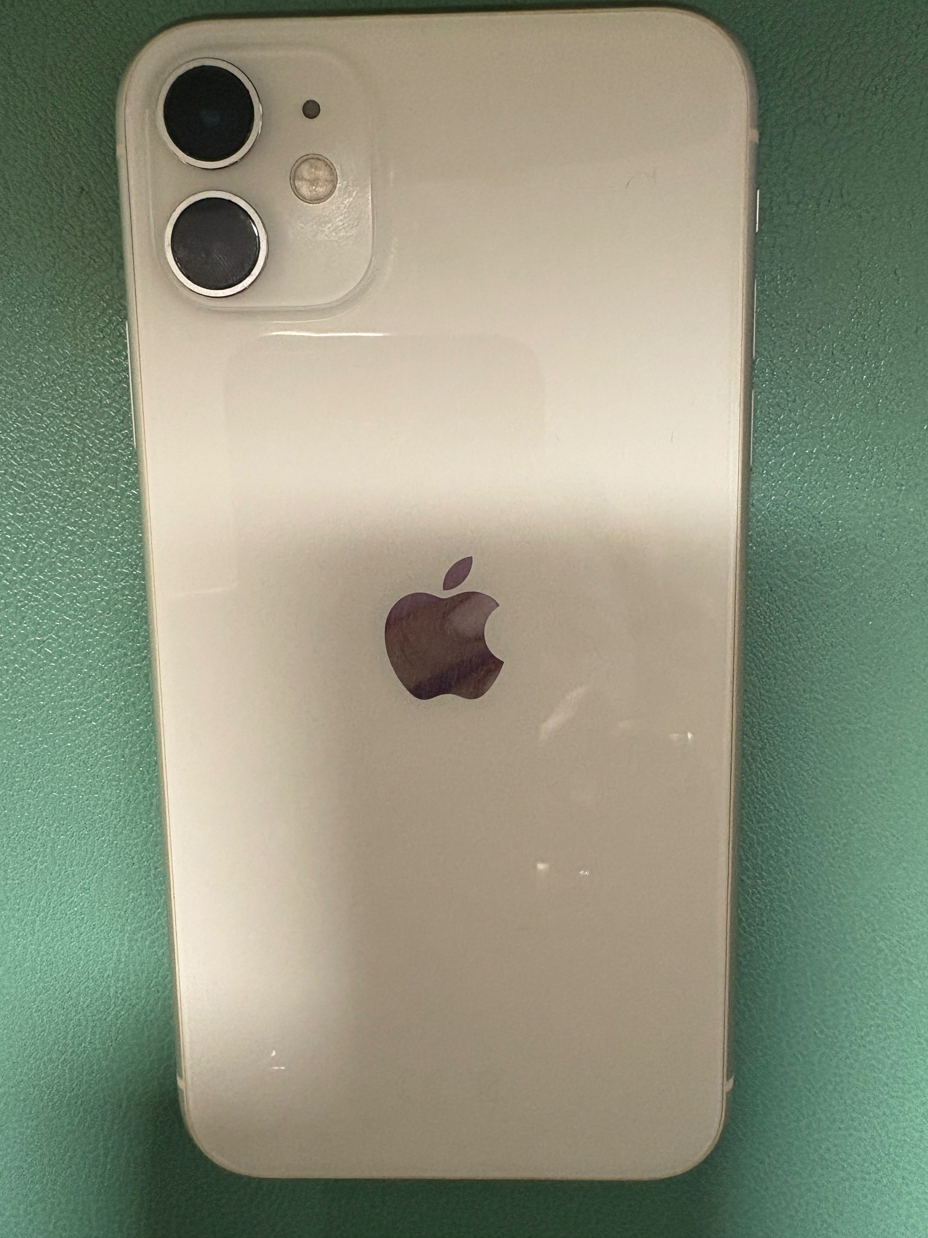iPhone 11 alb în stare foarte buna