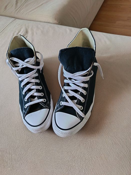 Vând tenesi converse