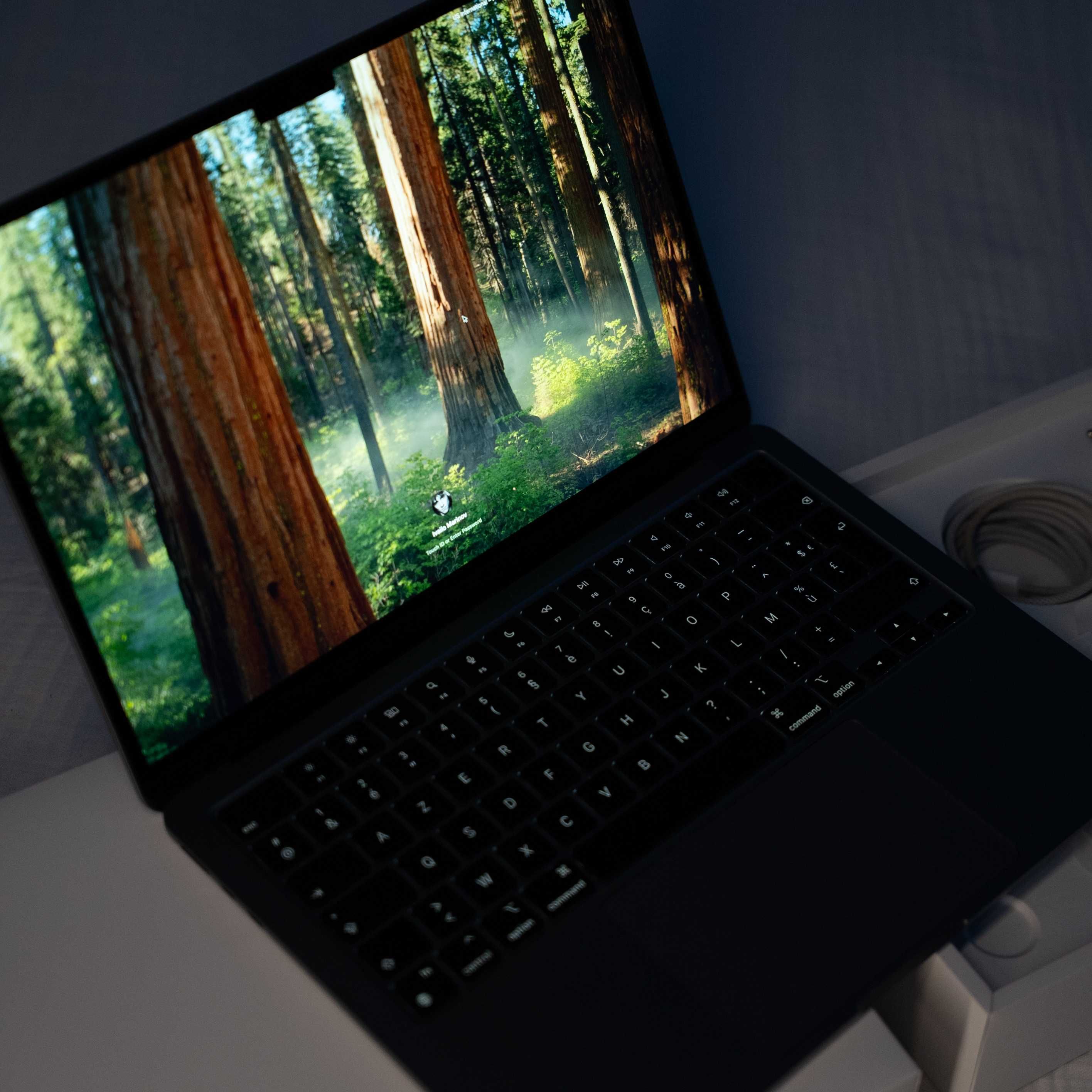 Macbook M2 13" 8/256GB
