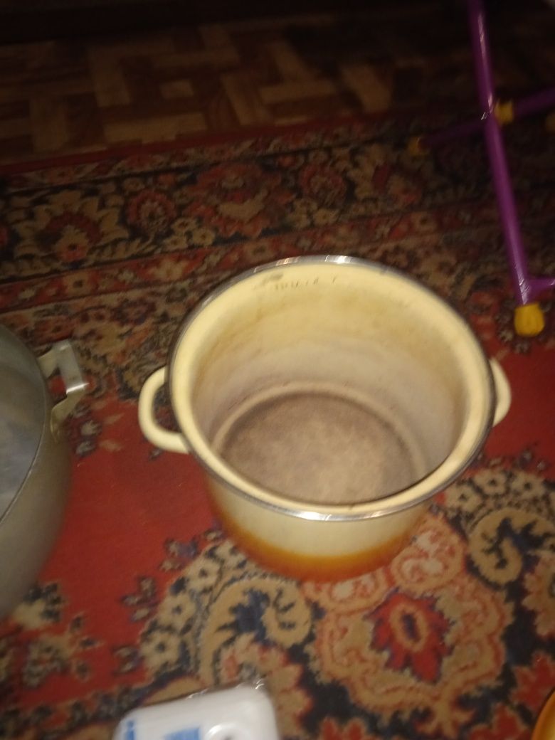 Продам две кастрюли