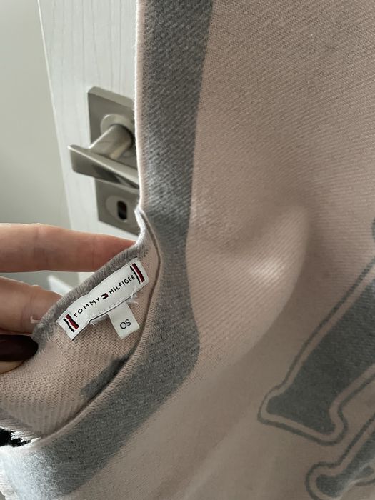Оригинален шал на Tommy Hilfiger, с две лица