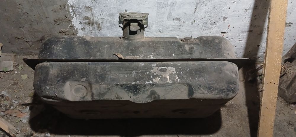 Продам бензобак  зил