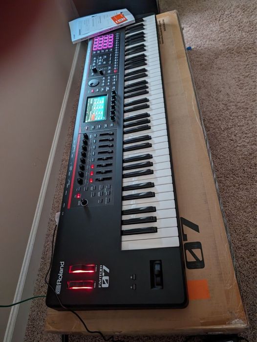 Roland Fantom 07 почти в новом состоянии