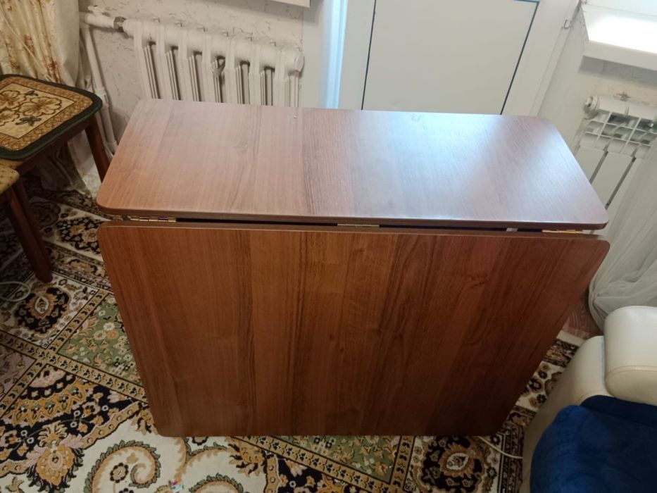 Продаеться  мебель срочно диван стол стулья гарнитур…………………………………………..