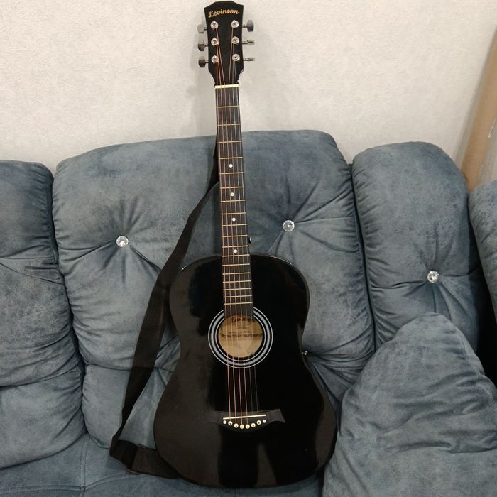 Продам акустическую гитару