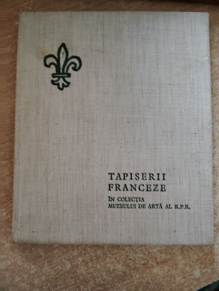 Vând catalog de expozitie  tapițerii Francezeze