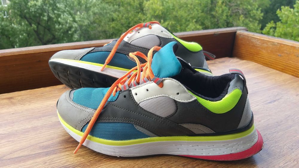 Продавам цветни маратонки