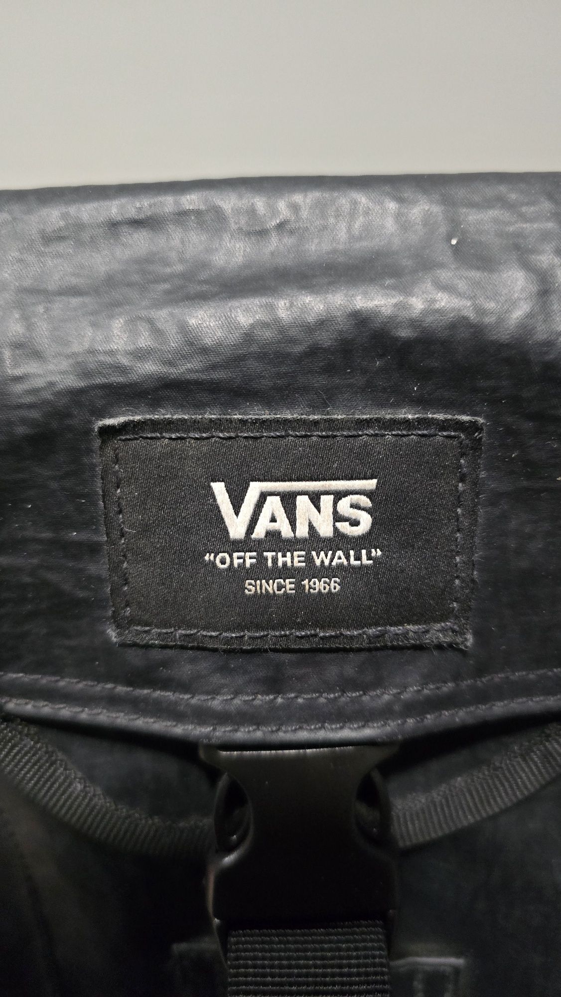 Кожена чантичка на Vans
