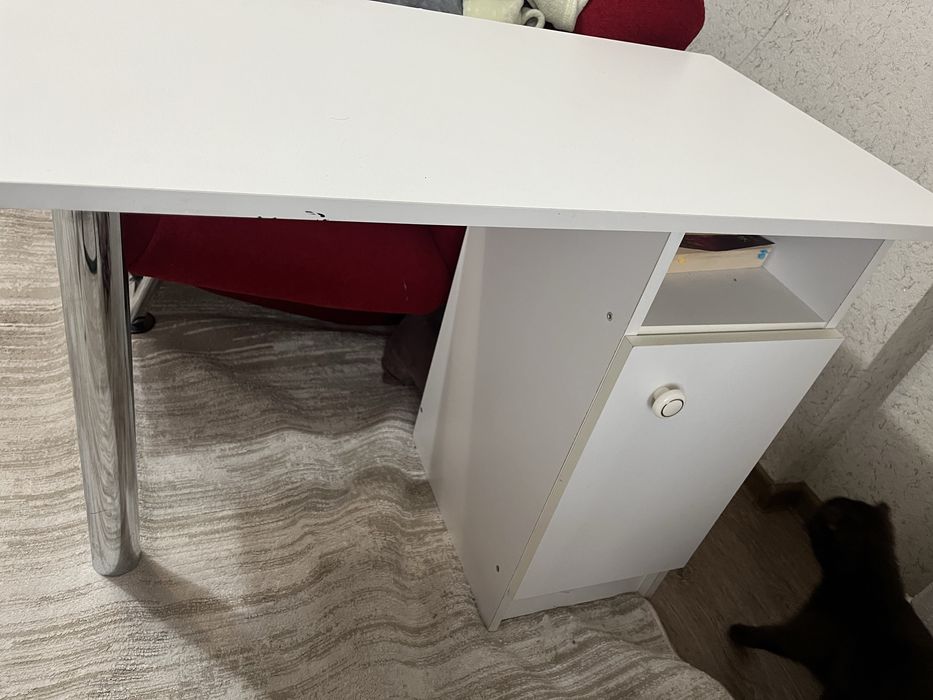 Продам удобный белый столик