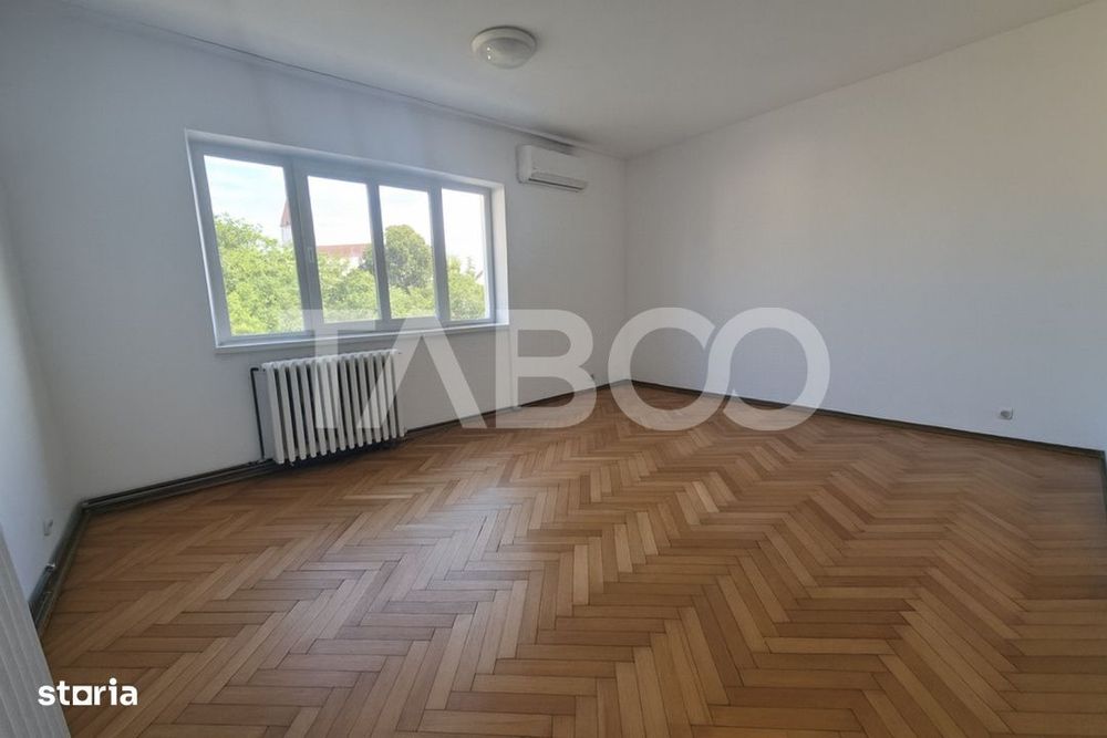 Strand - 3 camere cu balcon si pivnita - la etajul 4