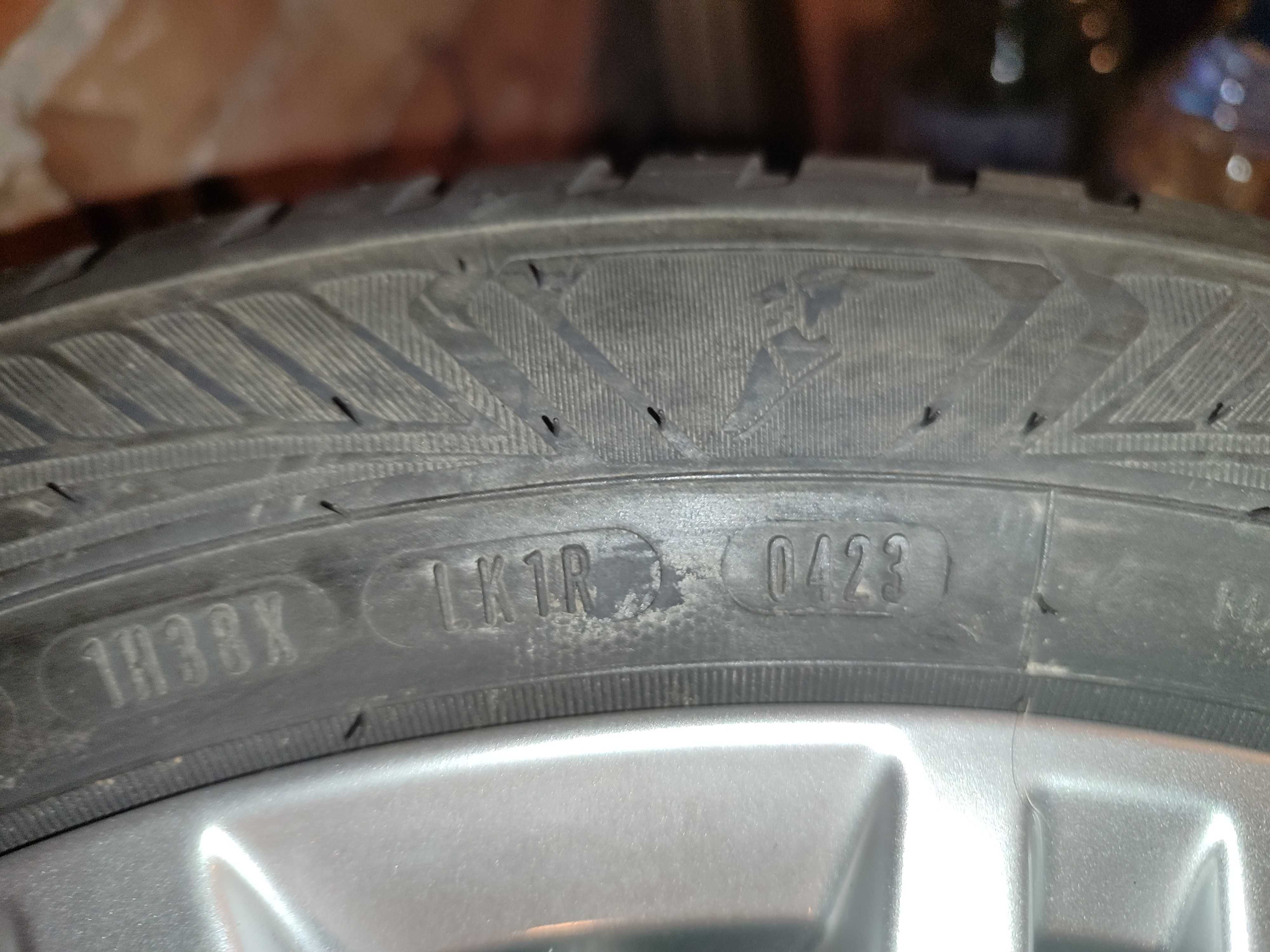 Джанти за VW Up 5,5Jx15 ET40+Goodyear 185/55/15 86V+централни капачки.