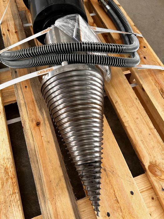 Con despicator hidraulic pentru excavator