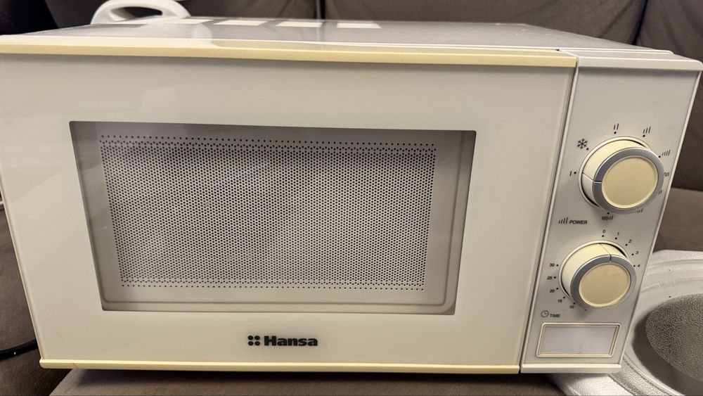 Милровълновоа фурна Hansa