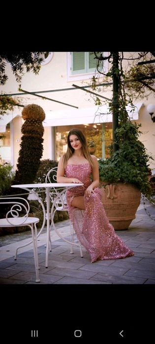 Rochie lunga cu trena si paiete