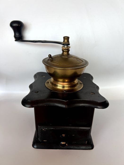 Râșniță manuală de cafea cu design clasic.