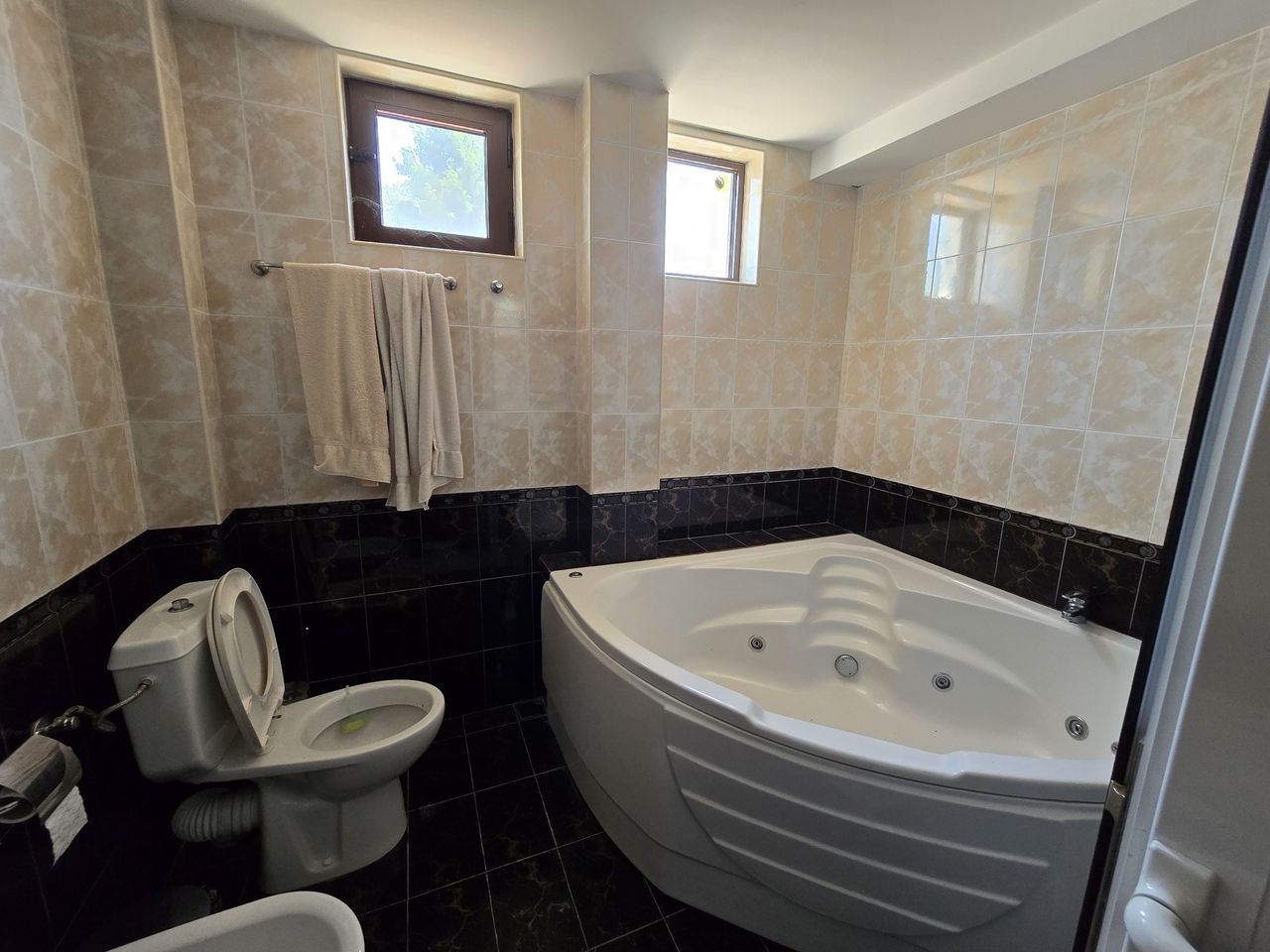 Продава се Хотел в с. Горно Изворово, Област Стара Загора - 3264 кв.м за 310 €/кв.м - Снимка #4