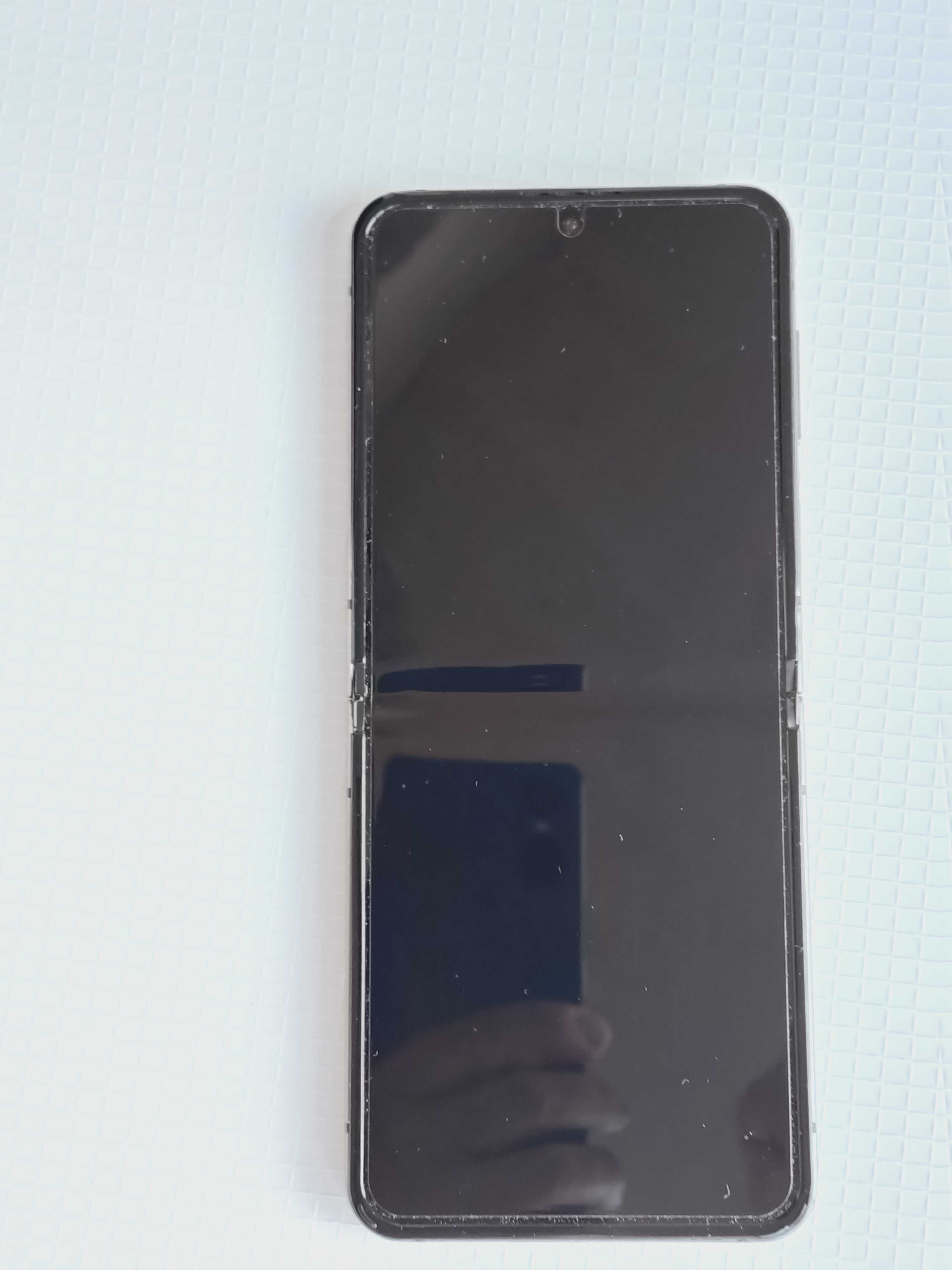 Samsung galaxy Z flip 5 използван един месец с аксесоари