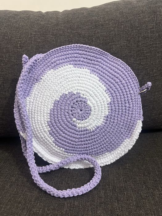 Ръчно плетена чанта в лилаво и бяло