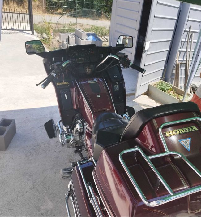 Продавам си мотора Honda Gold wing GL1200