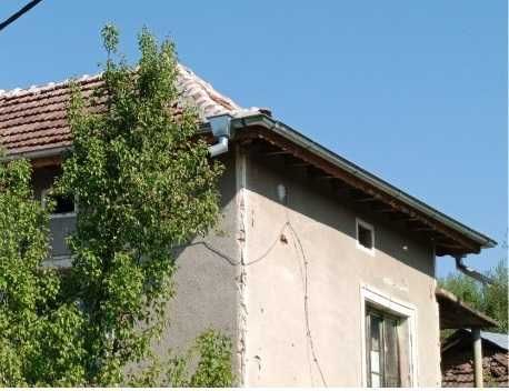 Къща с голям двор в село Черкаски, община Вършец